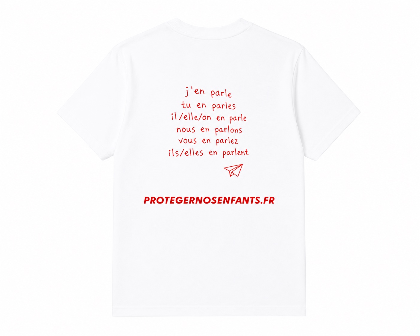 Verso du t-shirt : conjugaison du verbe « en parler » à toutes les personnes, un avion en papier, le hashtag #protegernosenfants.fr.