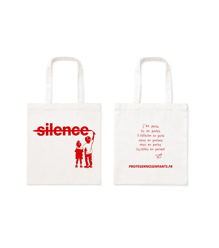 Tote bag écru, recto avec le mot « silence » barré et deux enfants silhouettes, verso avec la conjugaison du verbe « en parler » et le hashtag #protegernosenfants.fr.